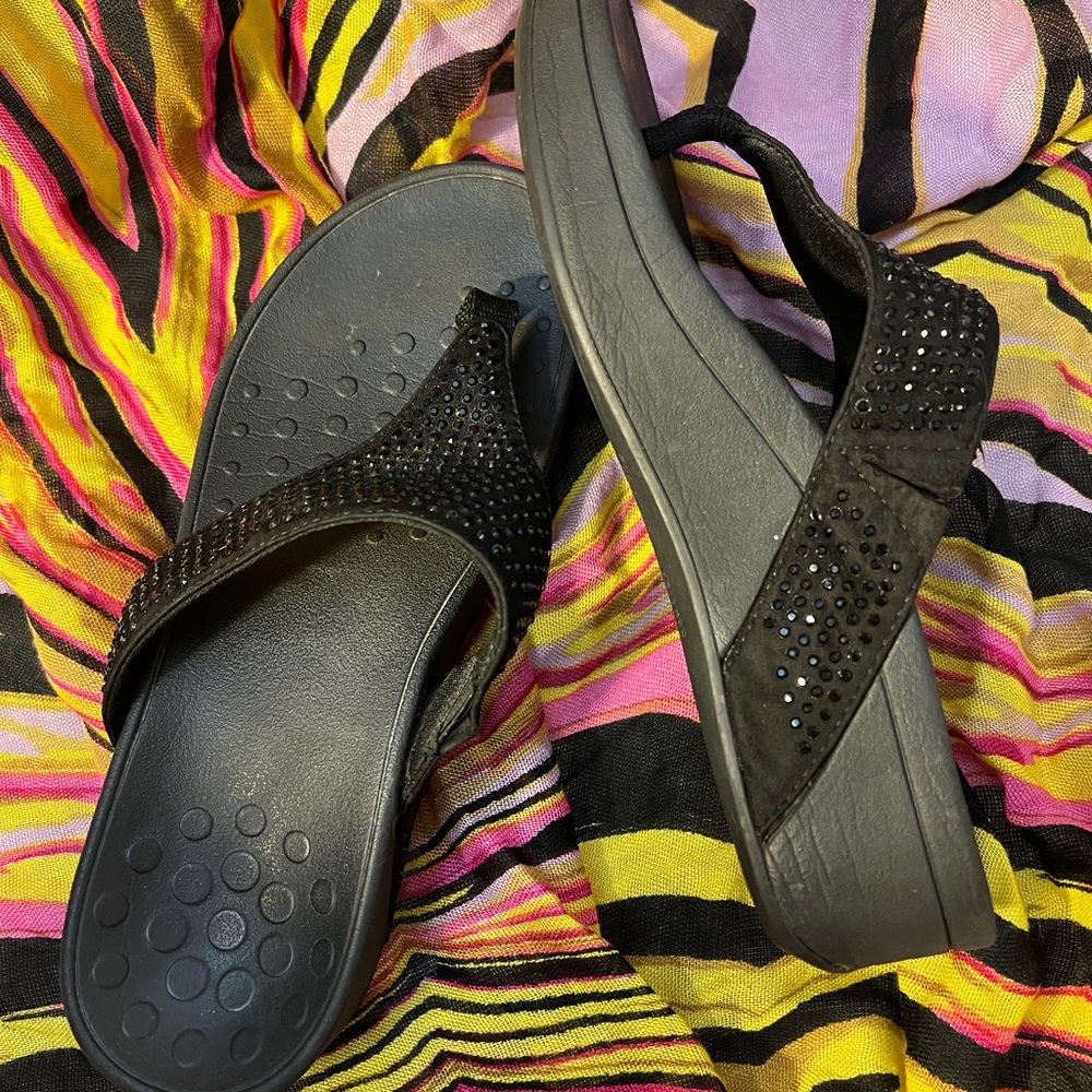 Black Vionic sandals. - Picture 2 of 4